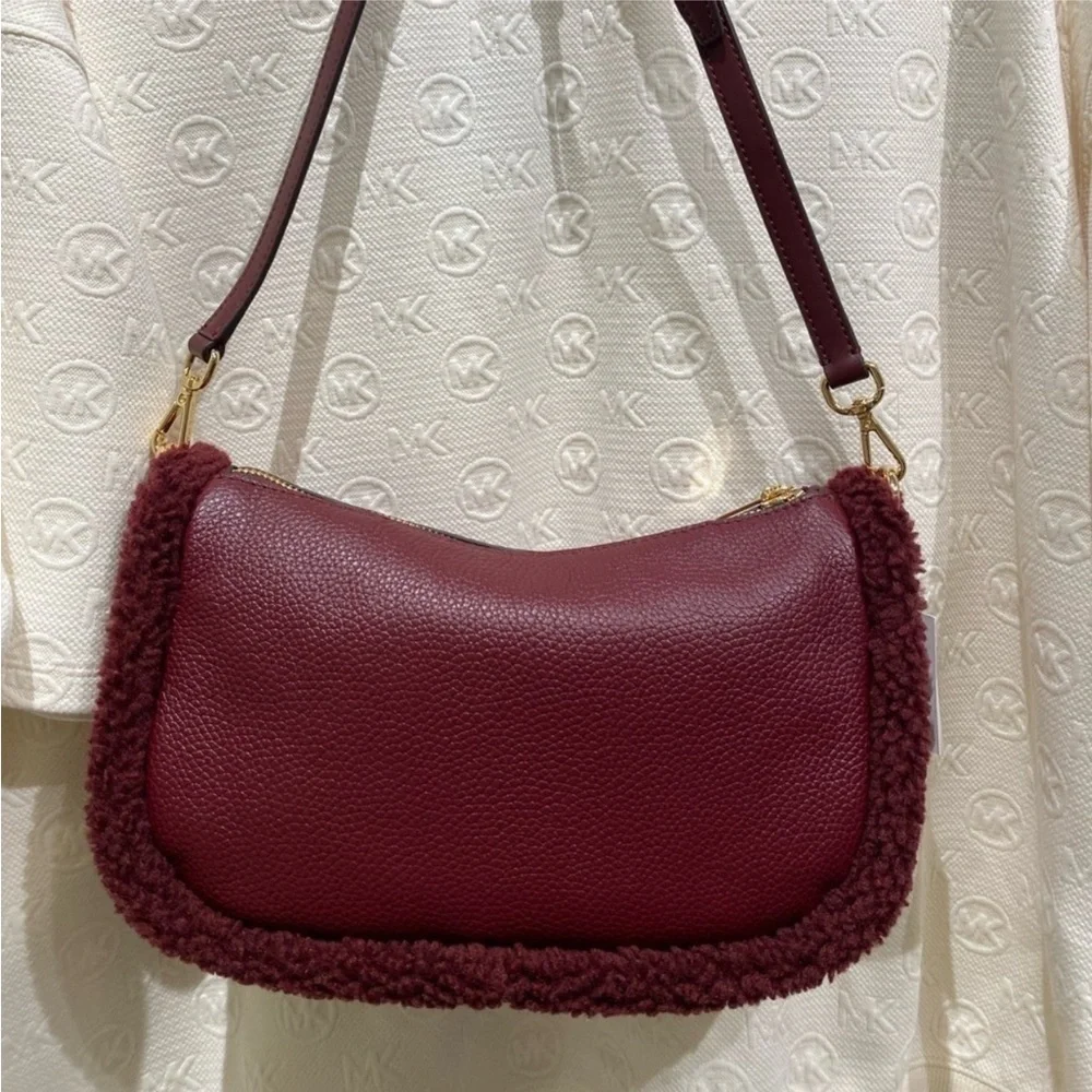 MICHAEL KORS CARMELA Medium
Leather Chain Crossbody Shearling - Picture 9 of 13